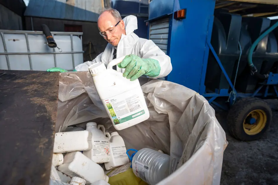 Disposal Of Containers With Man (1)