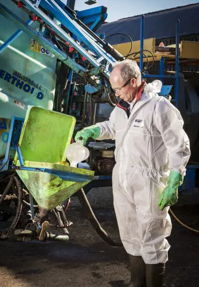 Pic Handling Pesticides(1)