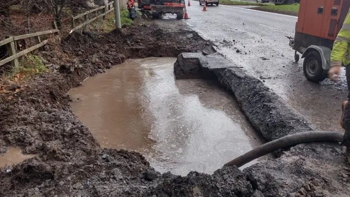 Pic Niwaterrepaira1hillsboroughroundaboutlaneclosure6.12.2023